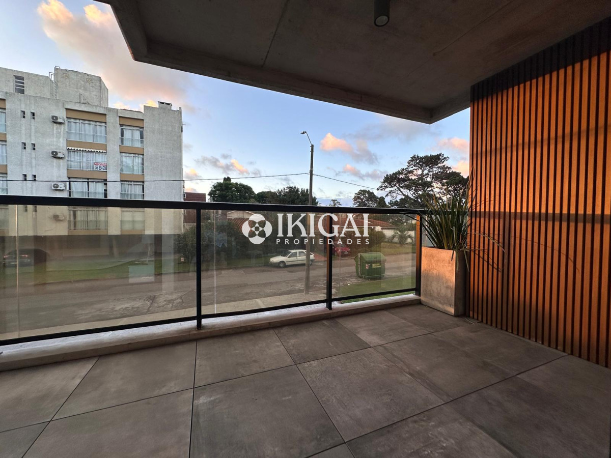 Apartamento ID.335 - Vende oportunidad en Playa Mansa, primera línea de 2 dormitorios en Punta del Este 