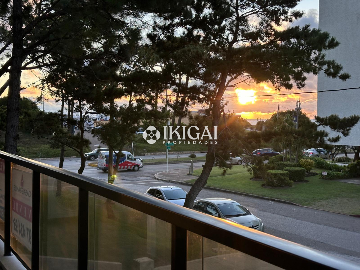 Apartamento ID.335 - Vende oportunidad en Playa Mansa, primera línea de 2 dormitorios en Punta del Este 