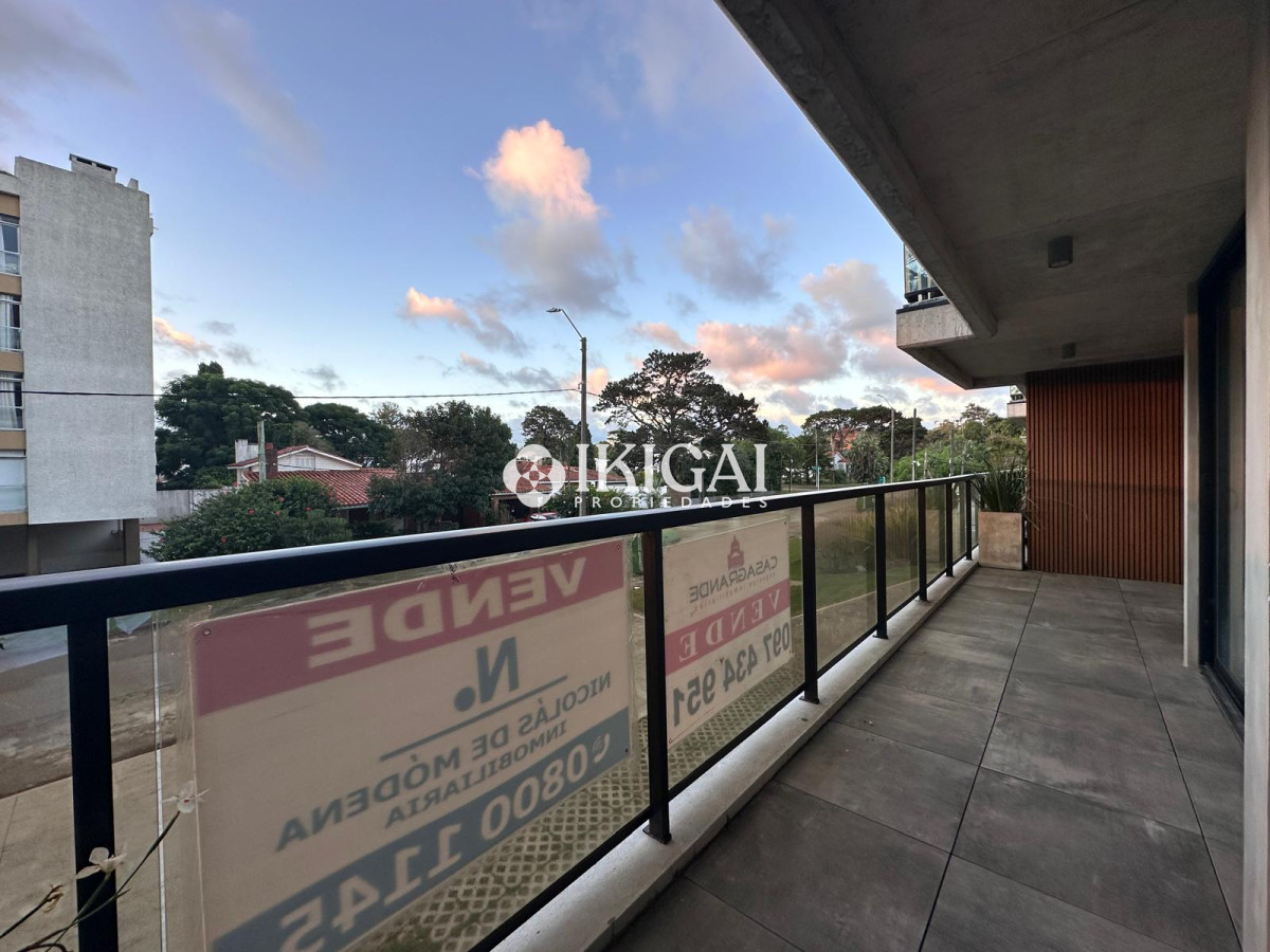 Apartamento ID.335 - Vende oportunidad en Playa Mansa, primera línea de 2 dormitorios en Punta del Este 