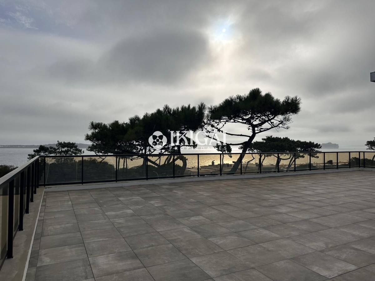 Apartamento ID.335 - Vende oportunidad en Playa Mansa, primera línea de 2 dormitorios en Punta del Este 