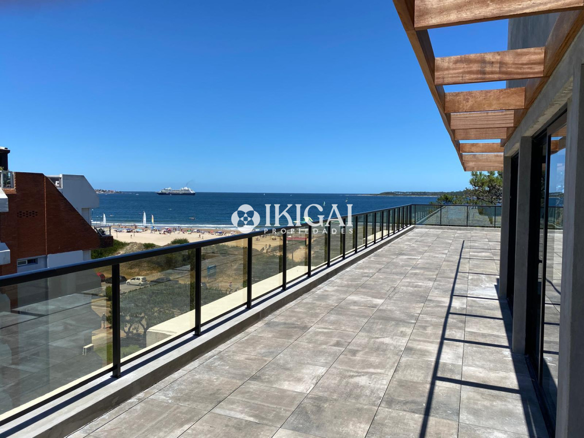 Apartamento ID.335 - Vende oportunidad en Playa Mansa, primera línea de 2 dormitorios en Punta del Este 
