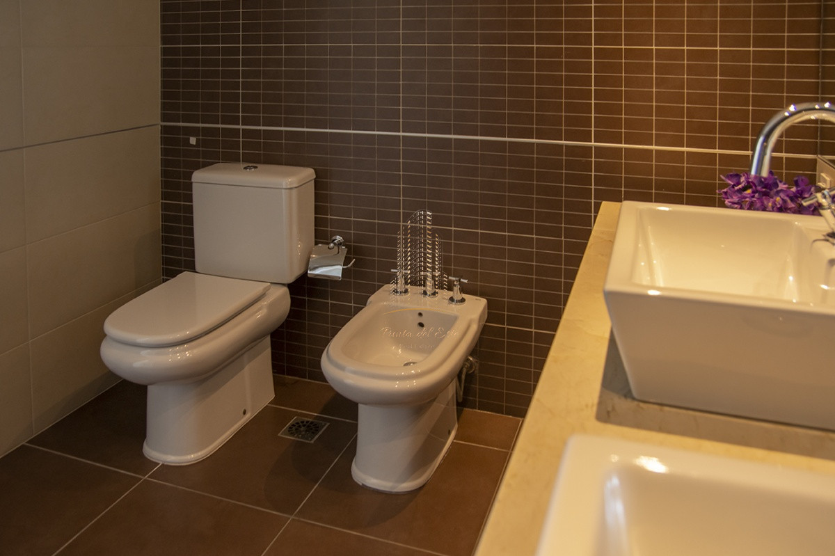 Apartamento ID.968 - Departamento en venta y alquiler temporal en Punta del Este,Torre Imperiale.