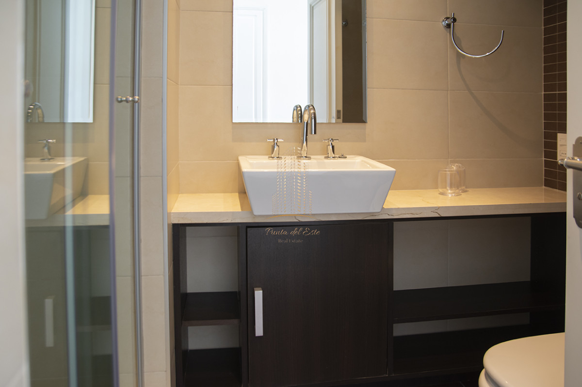 Apartamento ID.968 - Departamento en venta y alquiler temporal en Punta del Este,Torre Imperiale.