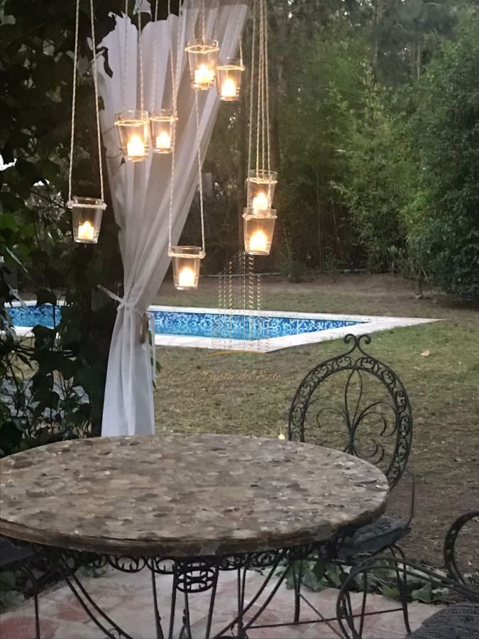 Casa ID.1031 - Chalet de 4 dormitorios, piscina y parrillero en alquiler. Zona tranquila. Punta del Este.