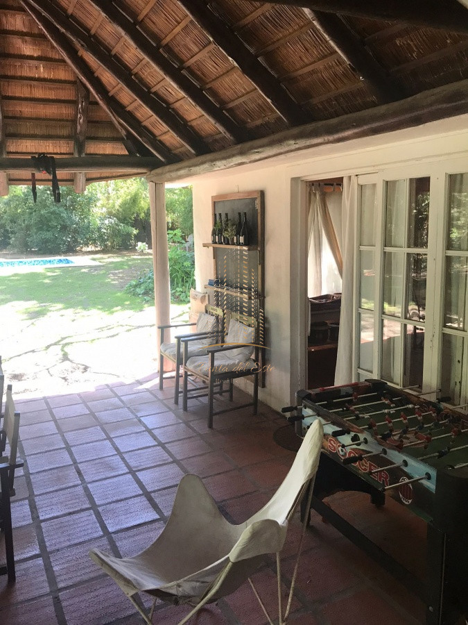 Casa ID.1031 - Chalet de 4 dormitorios, piscina y parrillero en alquiler. Zona tranquila. Punta del Este.