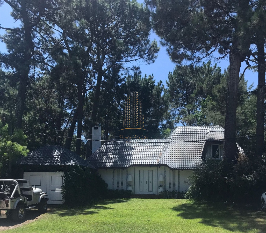 Casa ID.1031 - Chalet de 4 dormitorios, piscina y parrillero en alquiler. Zona tranquila. Punta del Este.