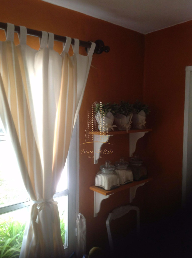 Casa ID.1031 - Chalet de 4 dormitorios, piscina y parrillero en alquiler. Zona tranquila. Punta del Este.