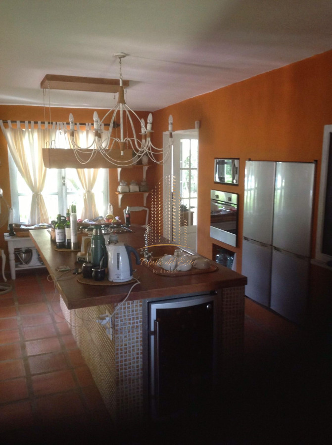 Casa ID.1031 - Chalet de 4 dormitorios, piscina y parrillero en alquiler. Zona tranquila. Punta del Este.