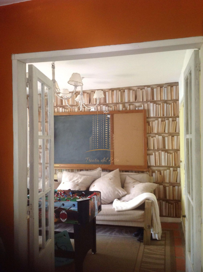 Casa ID.1031 - Chalet de 4 dormitorios, piscina y parrillero en alquiler. Zona tranquila. Punta del Este.