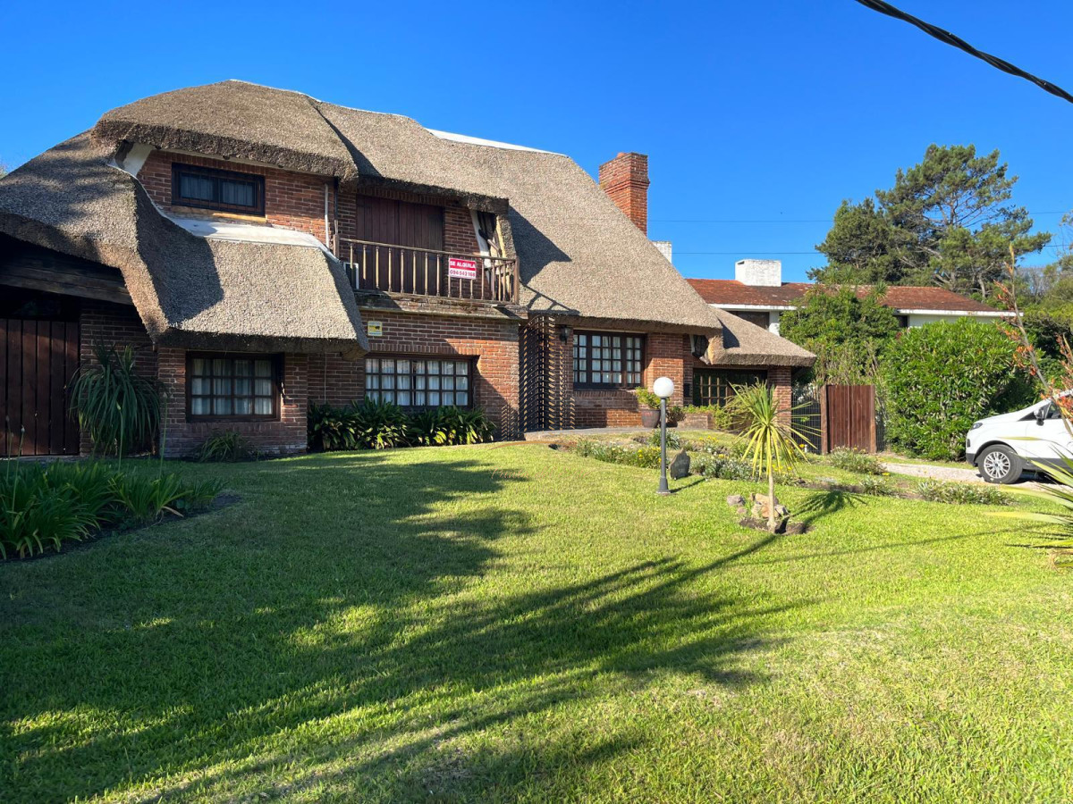 Casa ID.1025 - Hermosa cabaña de 4 dormitorios en venta a metros de Playa Mansa, Punta del Este