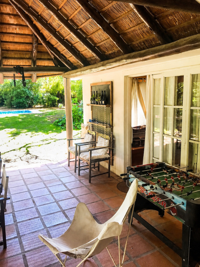 Casa ID.1031 - Chalet de 4 dormitorios, piscina y parrillero en alquiler. Zona tranquila. Punta del Este.