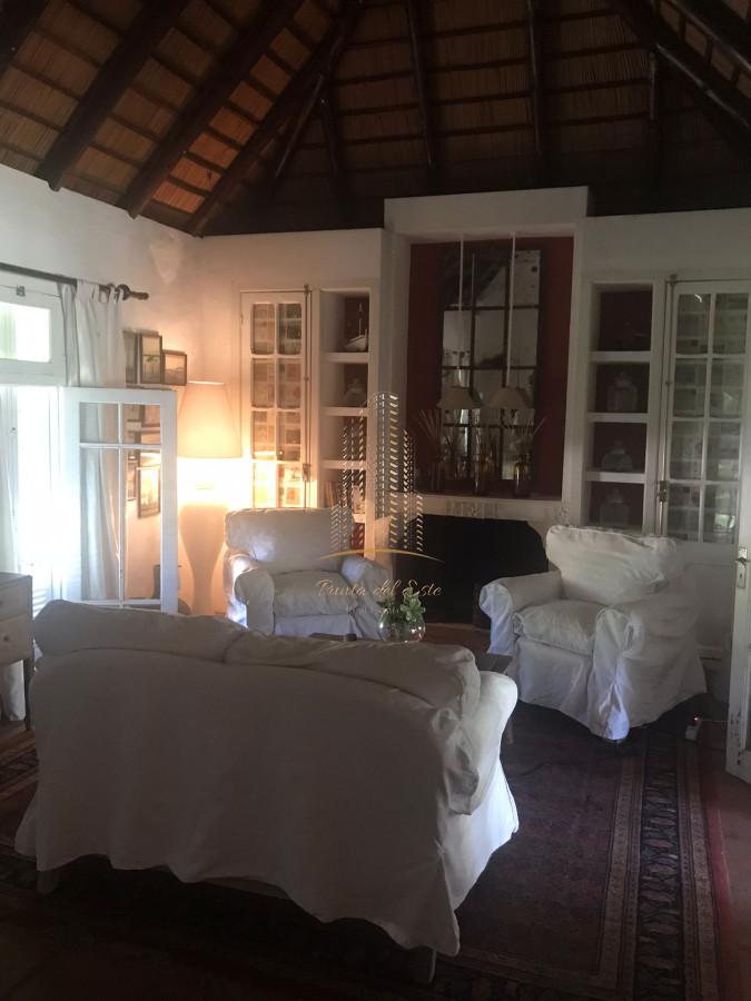 Casa ID.1031 - Chalet de 4 dormitorios, piscina y parrillero en alquiler. Zona tranquila. Punta del Este.