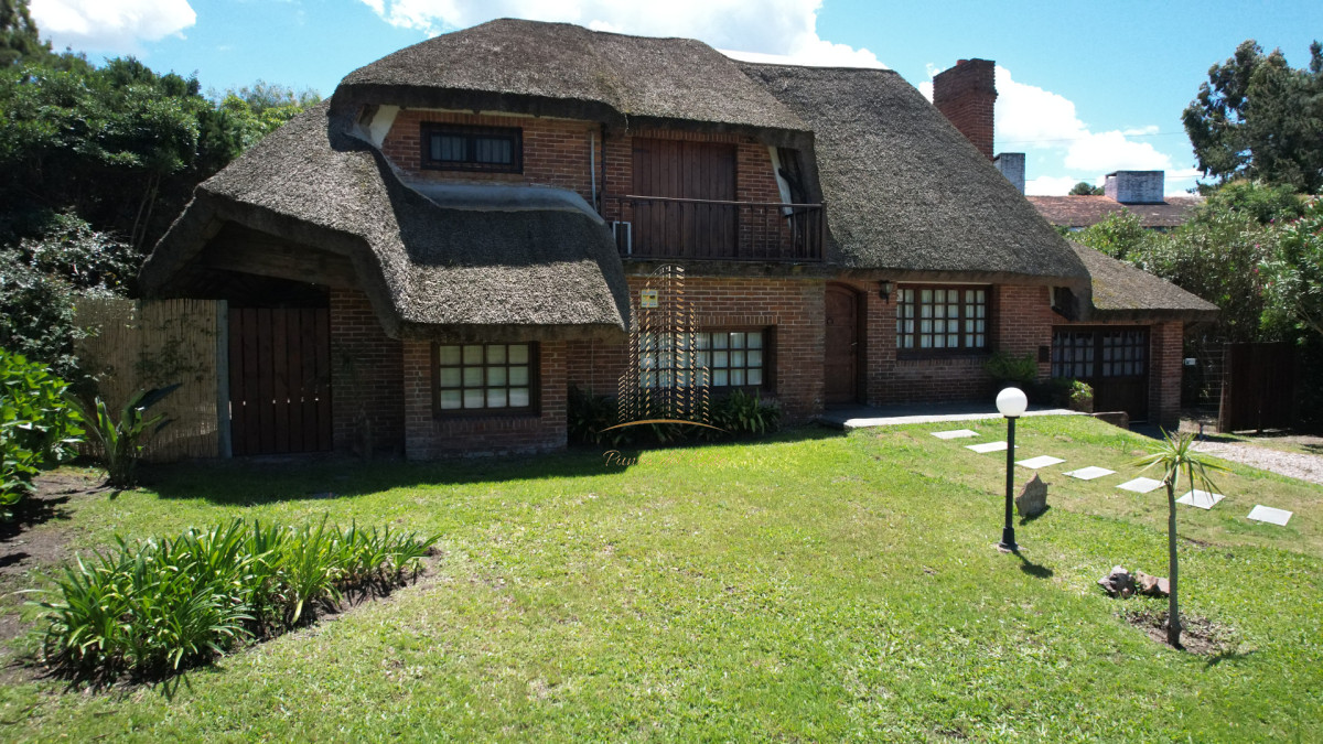 Casa ID.1025 - Hermosa cabaña de 4 dormitorios en venta a metros de Playa Mansa, Punta del Este