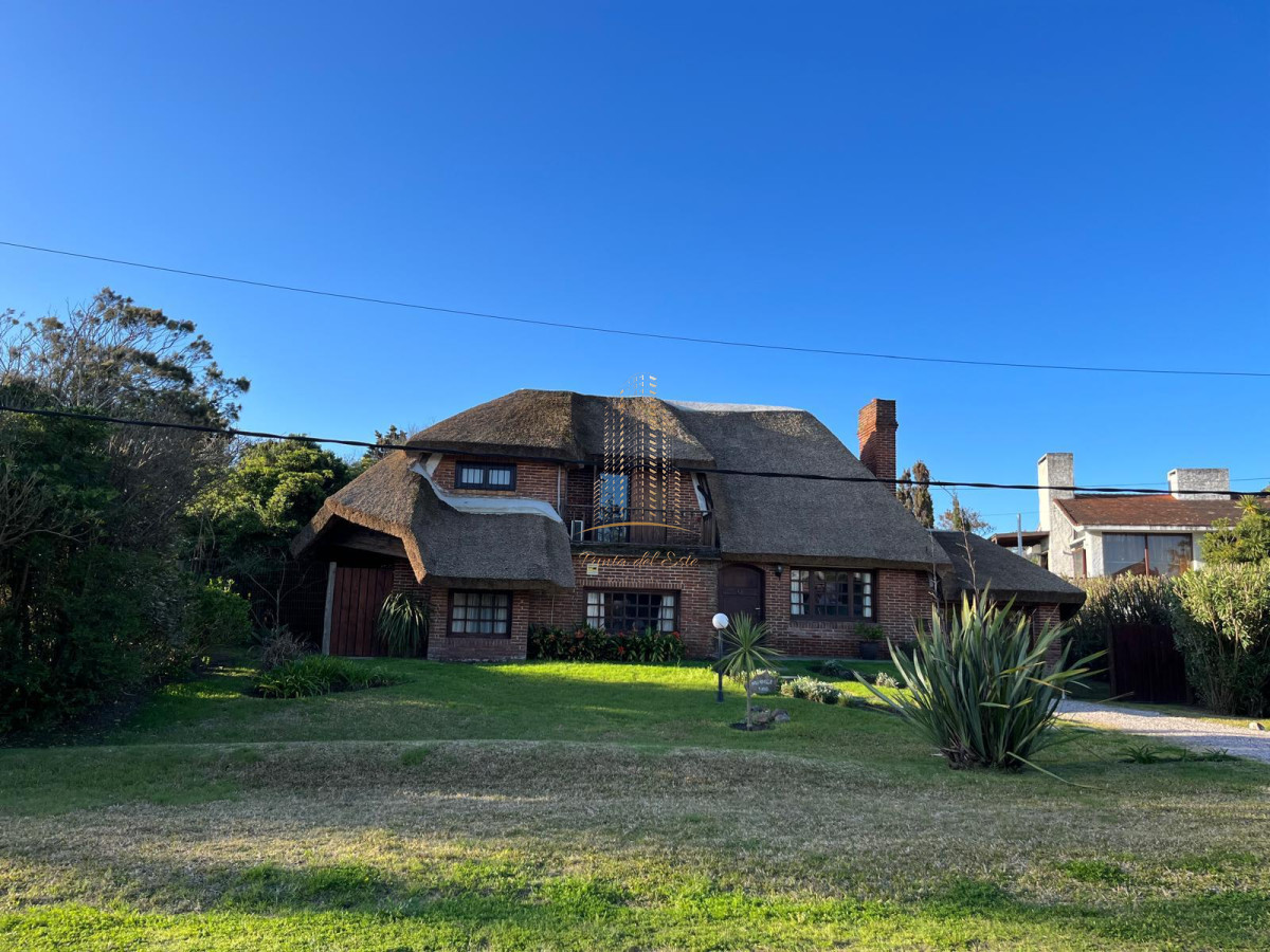 Casa ID.1025 - Hermosa cabaña de 4 dormitorios en venta a metros de Playa Mansa, Punta del Este