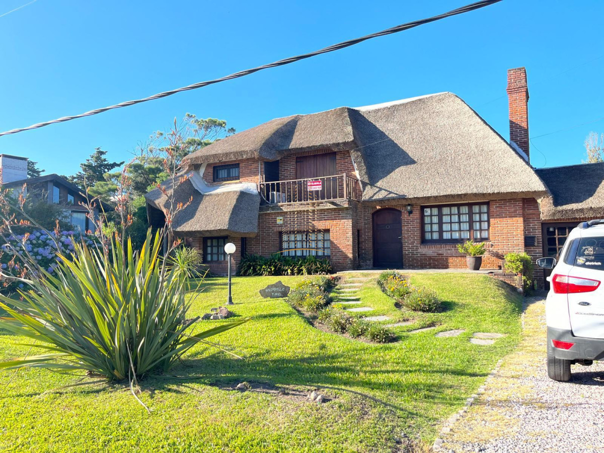 Casa ID.1025 - Hermosa cabaña de 4 dormitorios en venta a metros de Playa Mansa, Punta del Este
