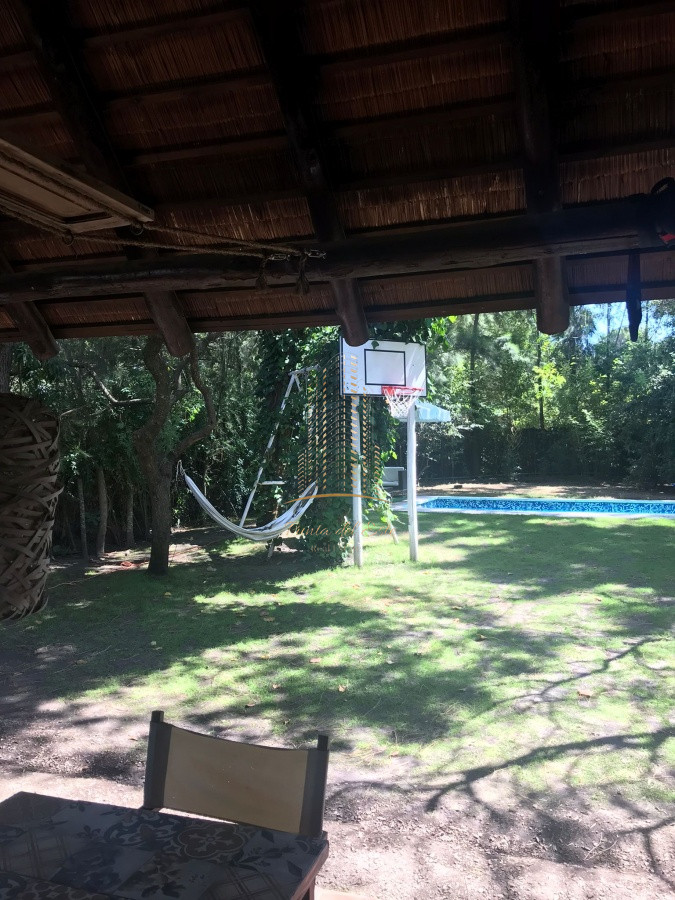 Casa ID.1031 - Chalet de 4 dormitorios, piscina y parrillero en alquiler. Zona tranquila. Punta del Este.