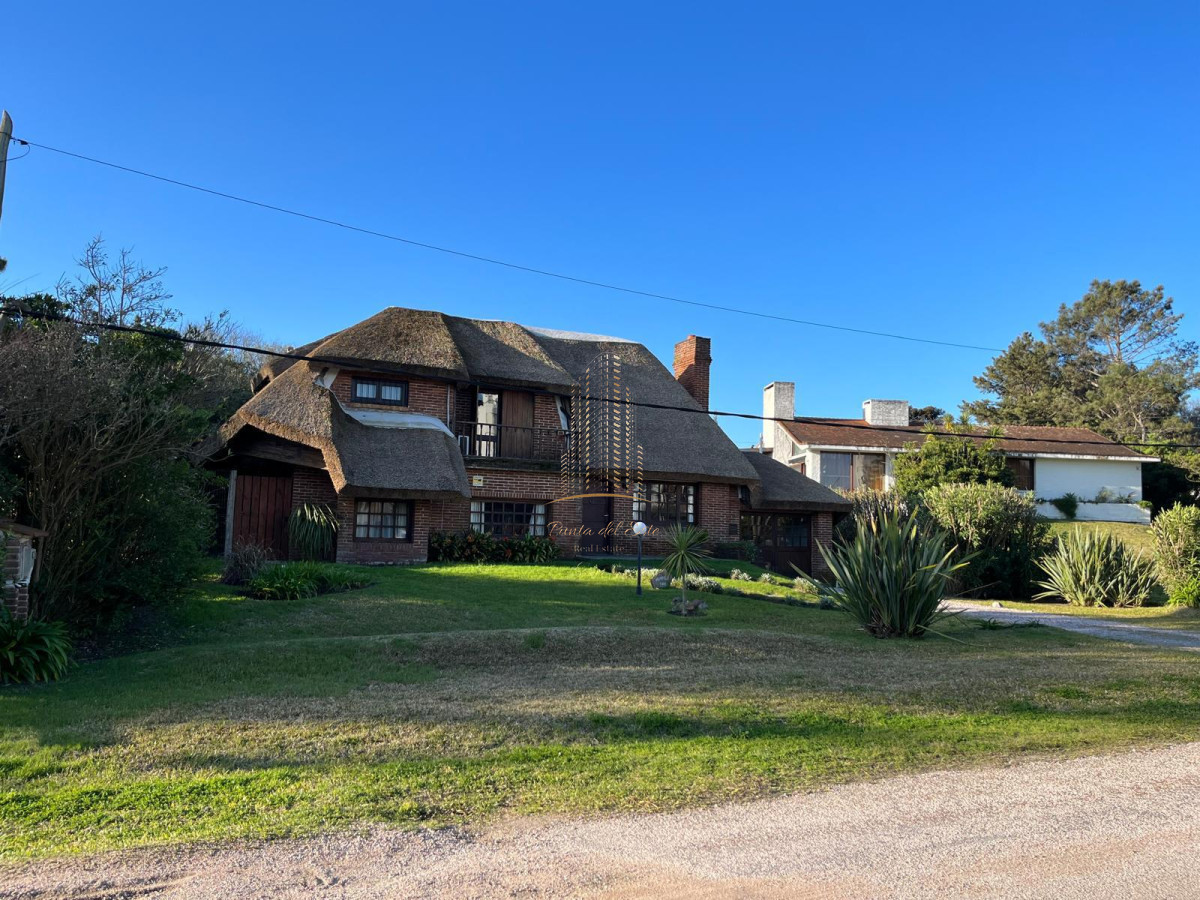 Casa ID.1025 - Hermosa cabaña de 4 dormitorios en venta a metros de Playa Mansa, Punta del Este