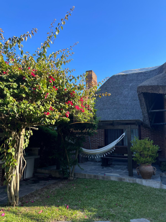 Casa ID.1025 - Hermosa cabaña de 4 dormitorios en venta a metros de Playa Mansa, Punta del Este