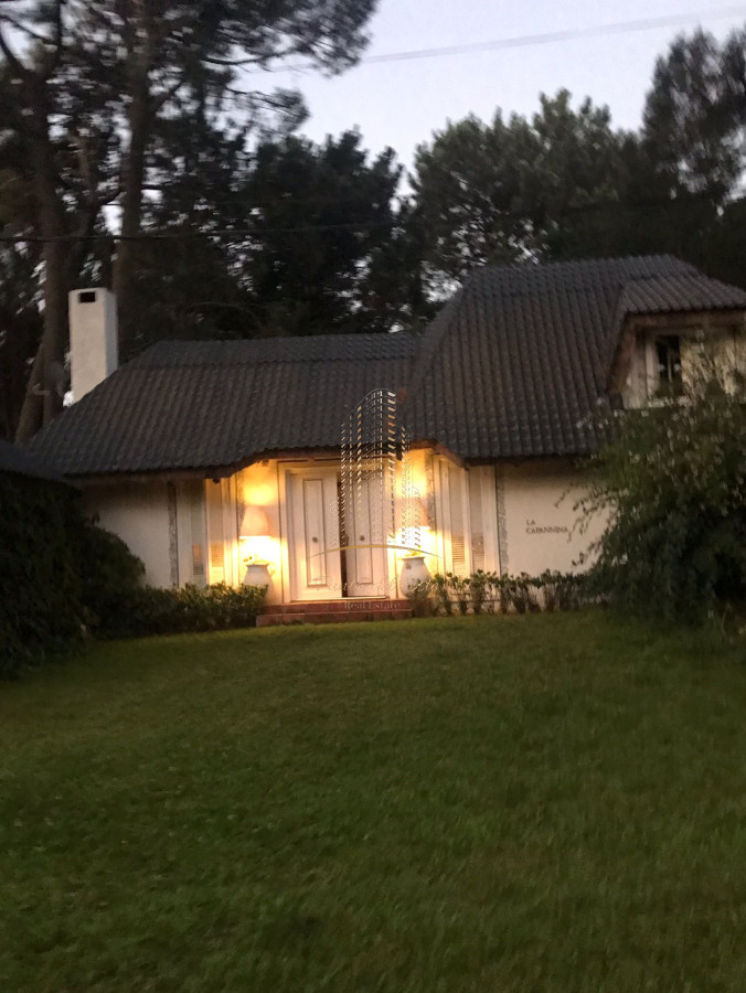 Casa ID.1031 - Chalet de 4 dormitorios, piscina y parrillero en alquiler. Zona tranquila. Punta del Este.