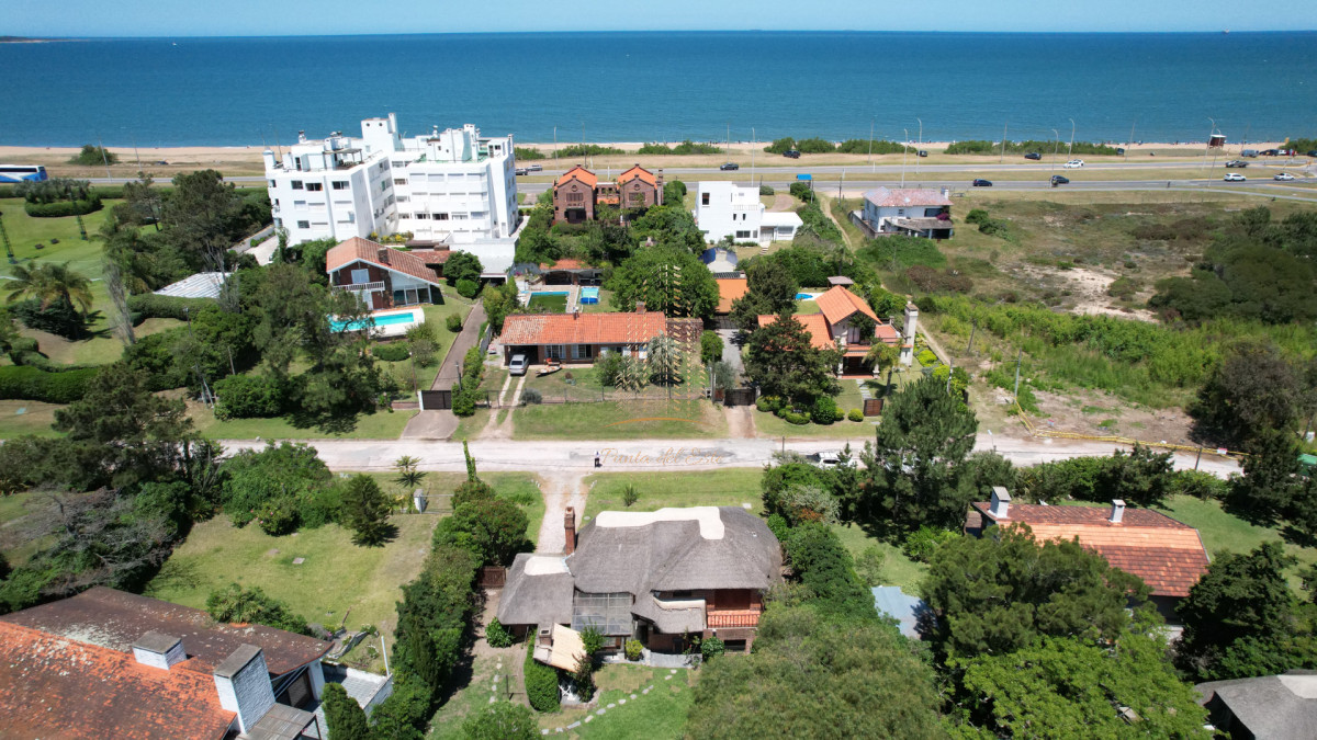 Casa ID.1025 - Hermosa cabaña de 4 dormitorios en venta a metros de Playa Mansa, Punta del Este