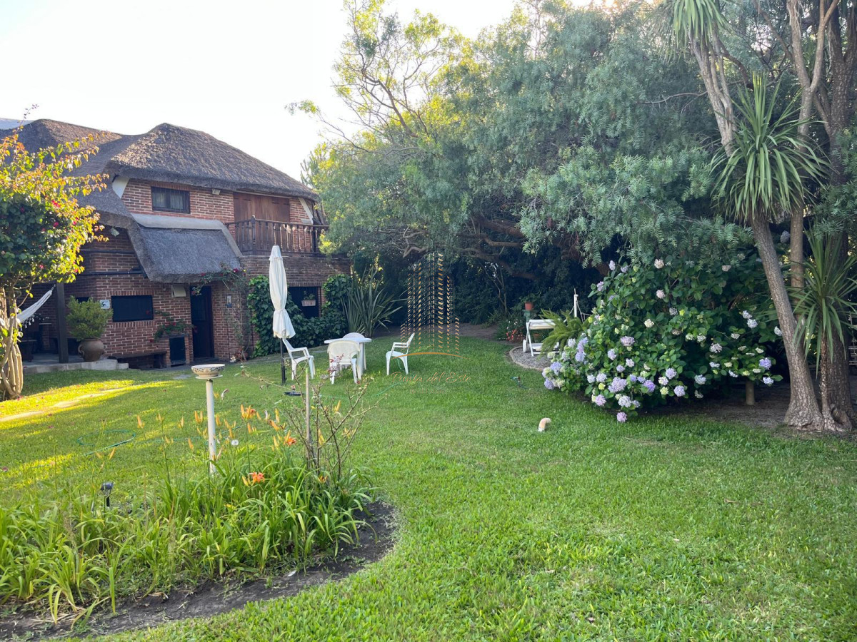 Casa ID.1025 - Hermosa cabaña de 4 dormitorios en venta a metros de Playa Mansa, Punta del Este