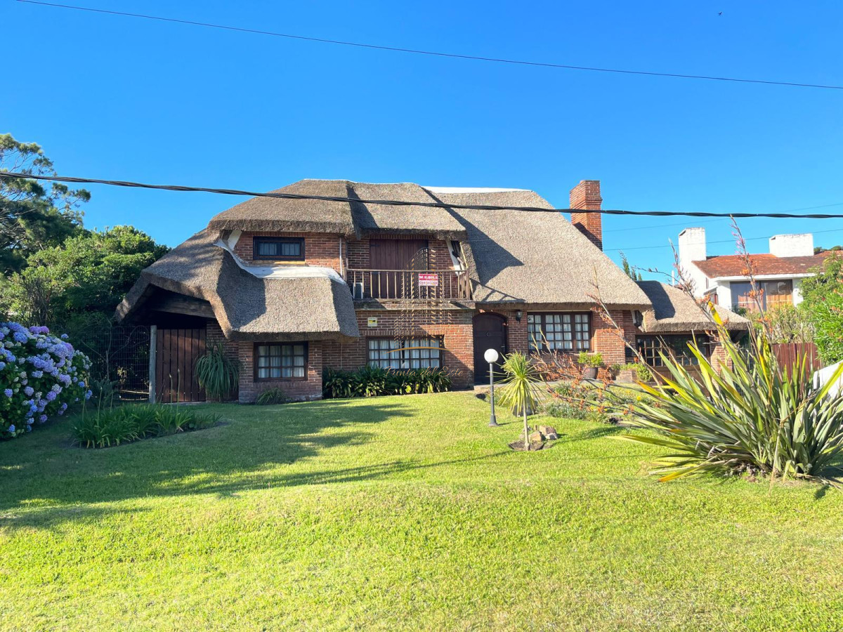 Casa ID.1025 - Hermosa cabaña de 4 dormitorios en venta a metros de Playa Mansa, Punta del Este