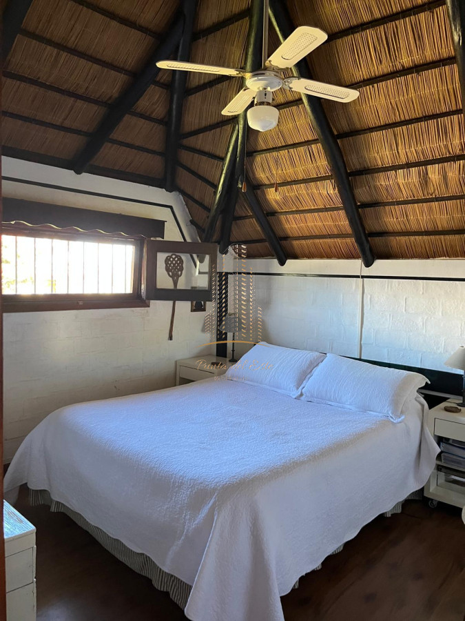 Casa ID.1025 - Hermosa cabaña de 4 dormitorios en venta a metros de Playa Mansa, Punta del Este