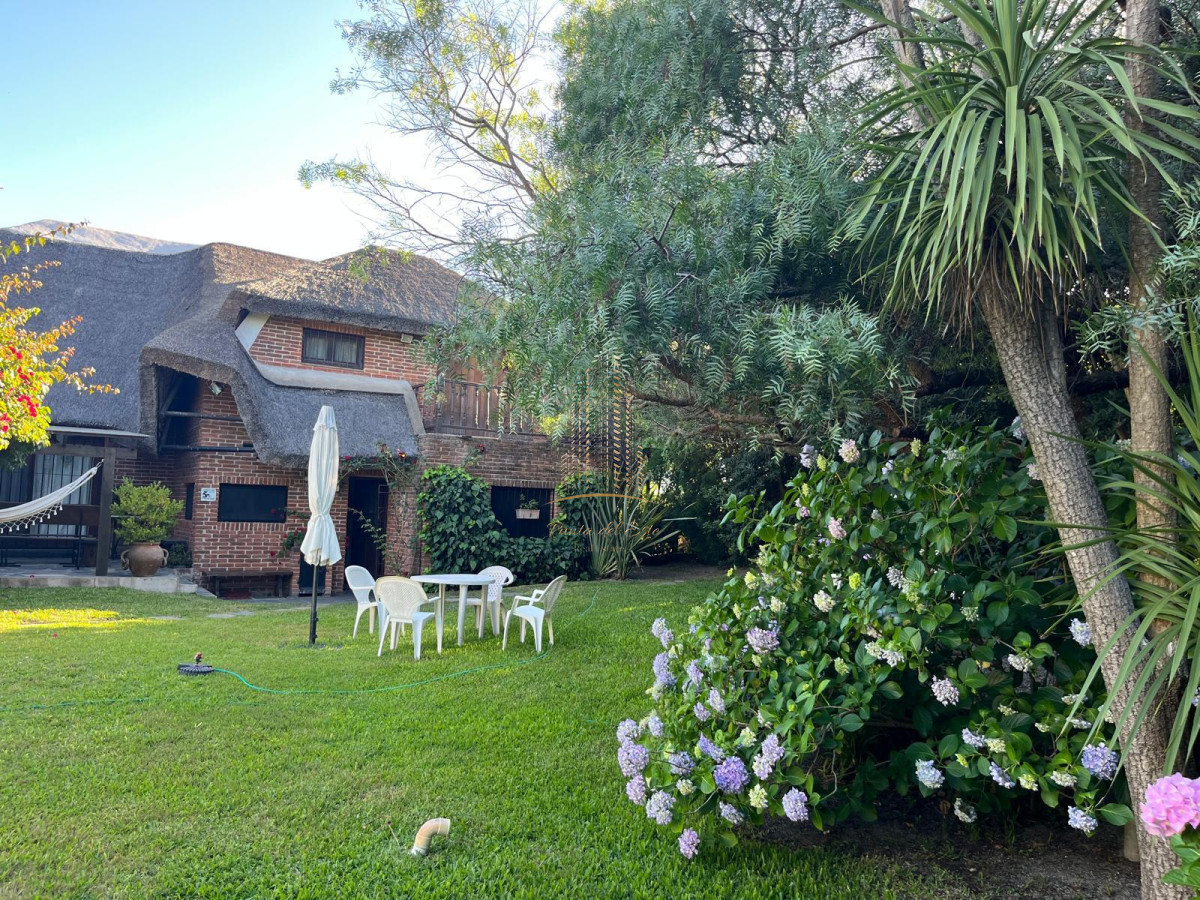 Casa ID.1025 - Hermosa cabaña de 4 dormitorios en venta a metros de Playa Mansa, Punta del Este