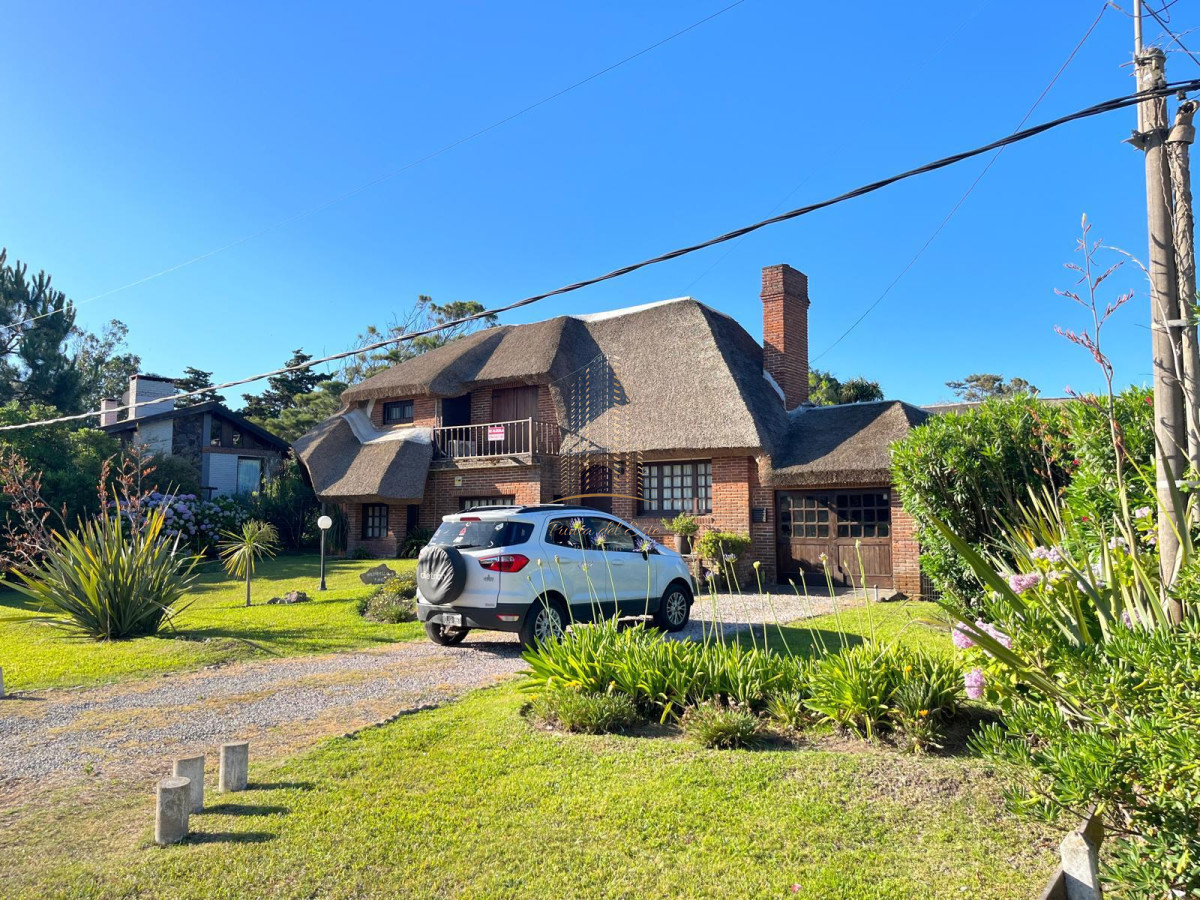 Casa ID.1025 - Hermosa cabaña de 4 dormitorios en venta a metros de Playa Mansa, Punta del Este