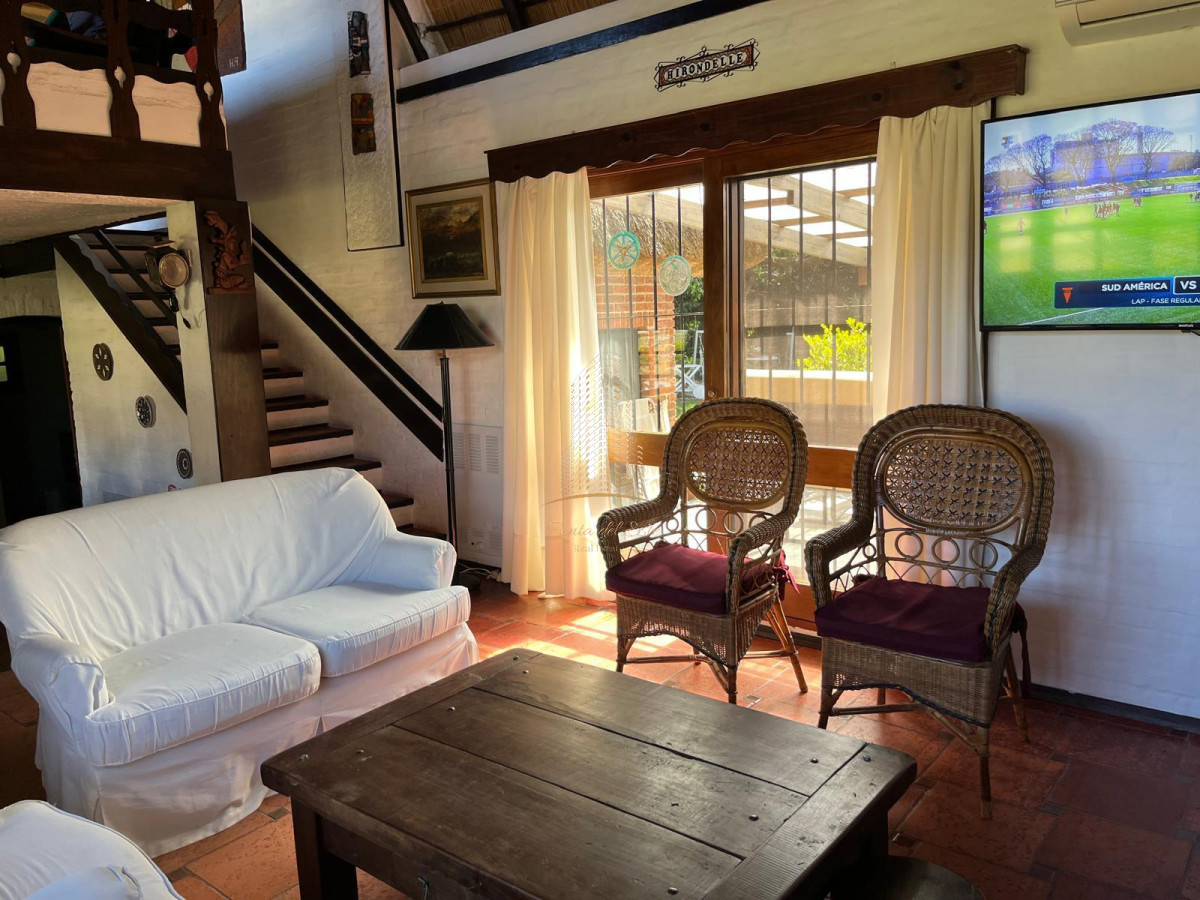 Casa ID.1025 - Hermosa cabaña de 4 dormitorios en venta a metros de Playa Mansa, Punta del Este