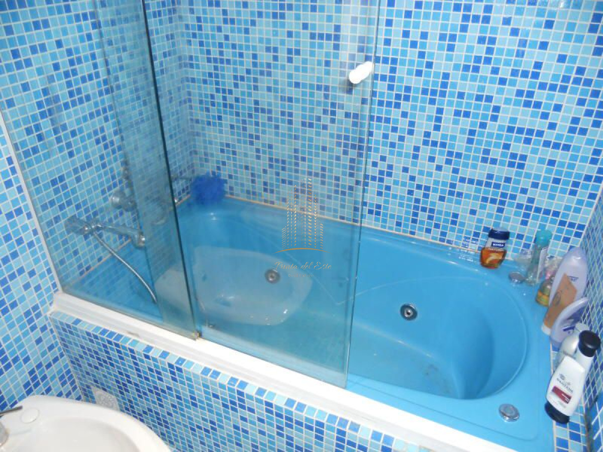 Casa ID.1031 - Chalet de 4 dormitorios, piscina y parrillero en alquiler. Zona tranquila. Punta del Este.