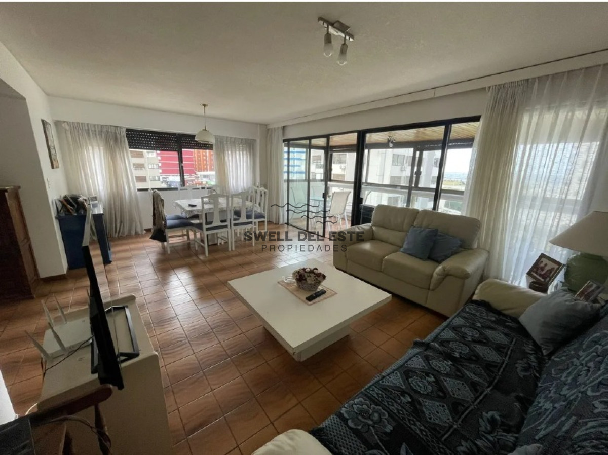 Apartamento ID.248 - Apartamento en venta de 3 dormitorios en Punta del Este con vista al mar