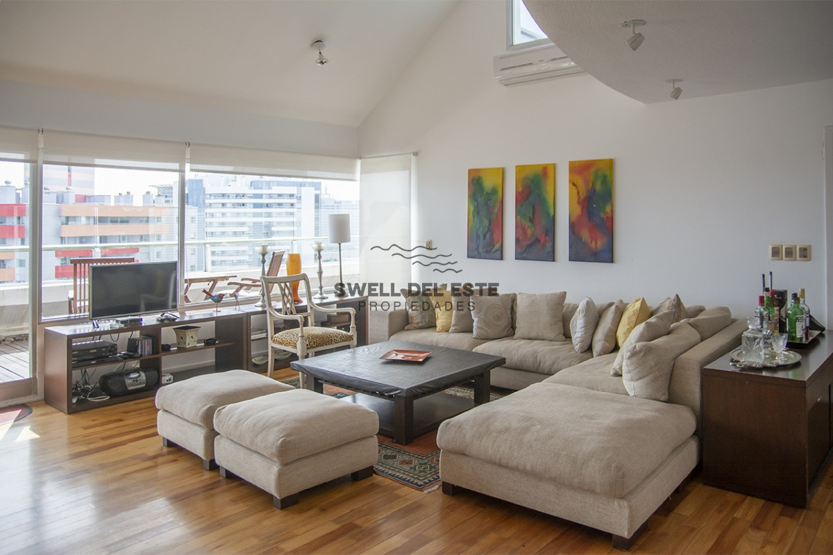 Apartamento ID.260 - Espectacular Penthouse en venta a pasos del mar. 3 dormitorios + dependencia. Playa Brava.