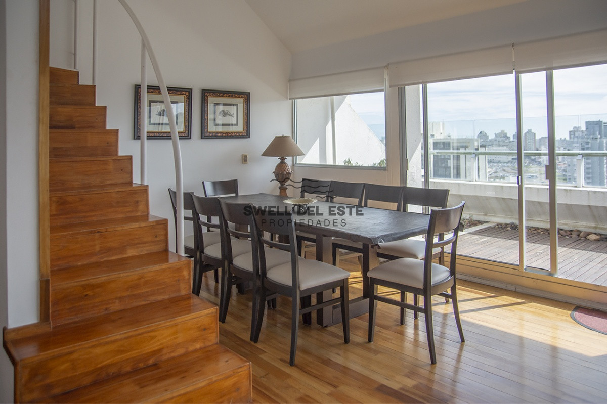 Apartamento ID.260 - Espectacular Penthouse en venta a pasos del mar. 3 dormitorios + dependencia. Playa Brava.