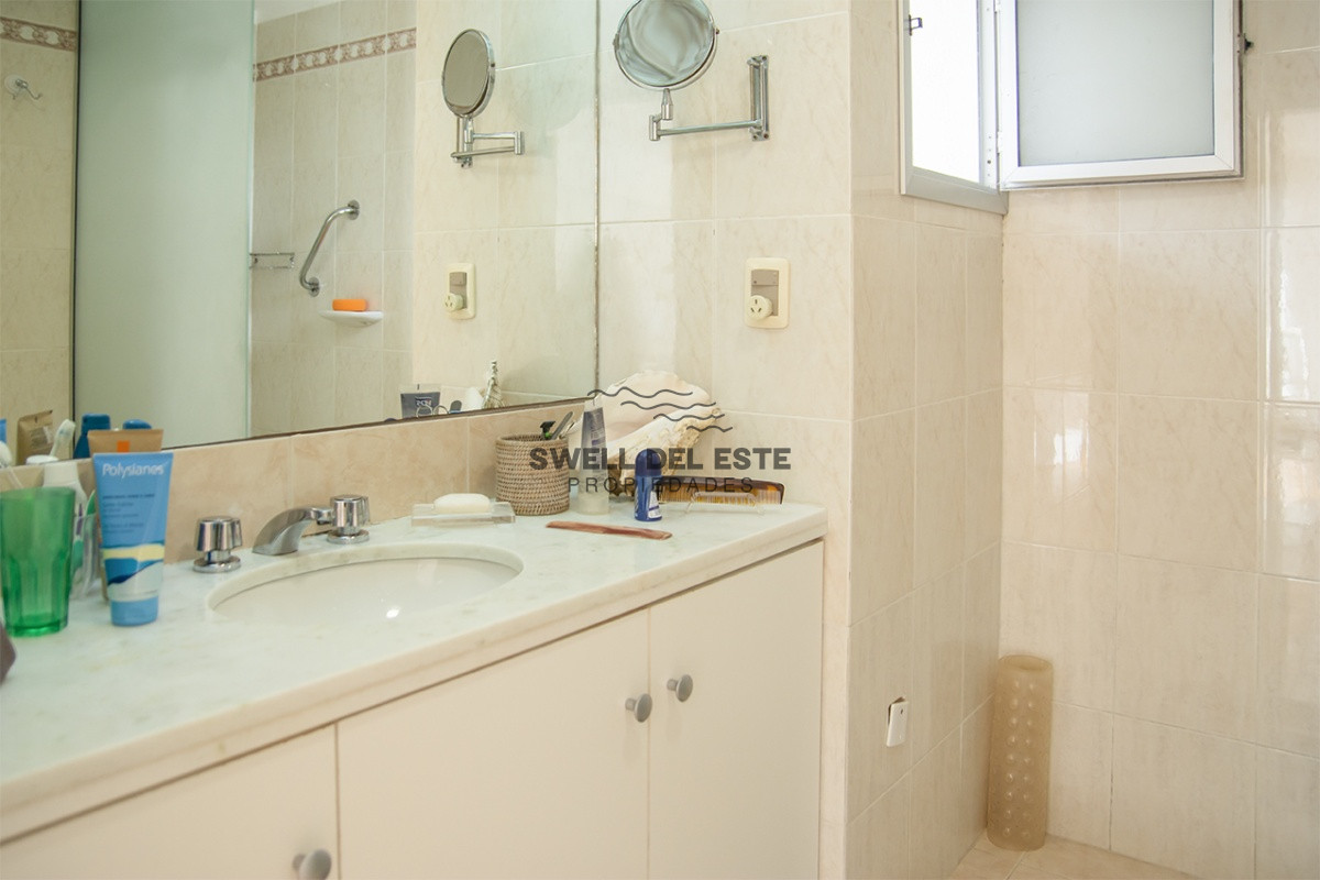 Apartamento ID.260 - Espectacular Penthouse en venta a pasos del mar. 3 dormitorios + dependencia. Playa Brava.