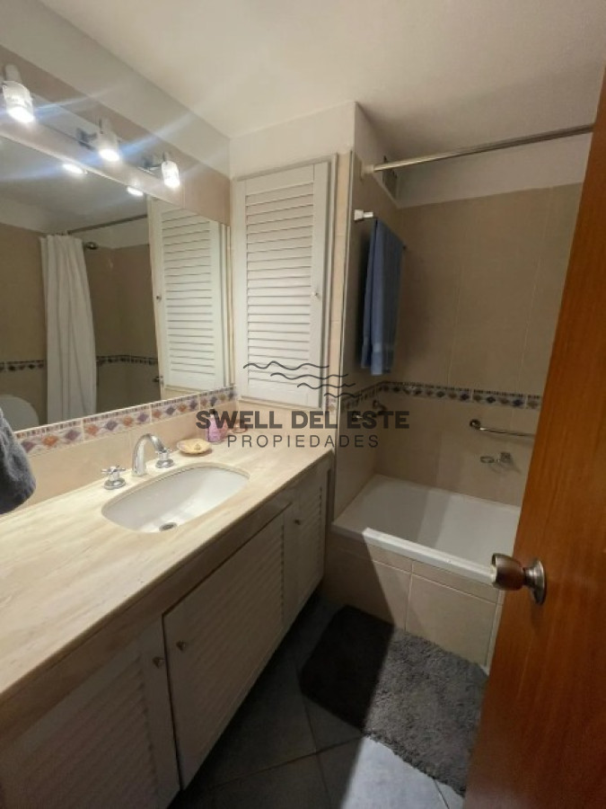 Apartamento ID.248 - Apartamento en venta de 3 dormitorios en Punta del Este con vista al mar