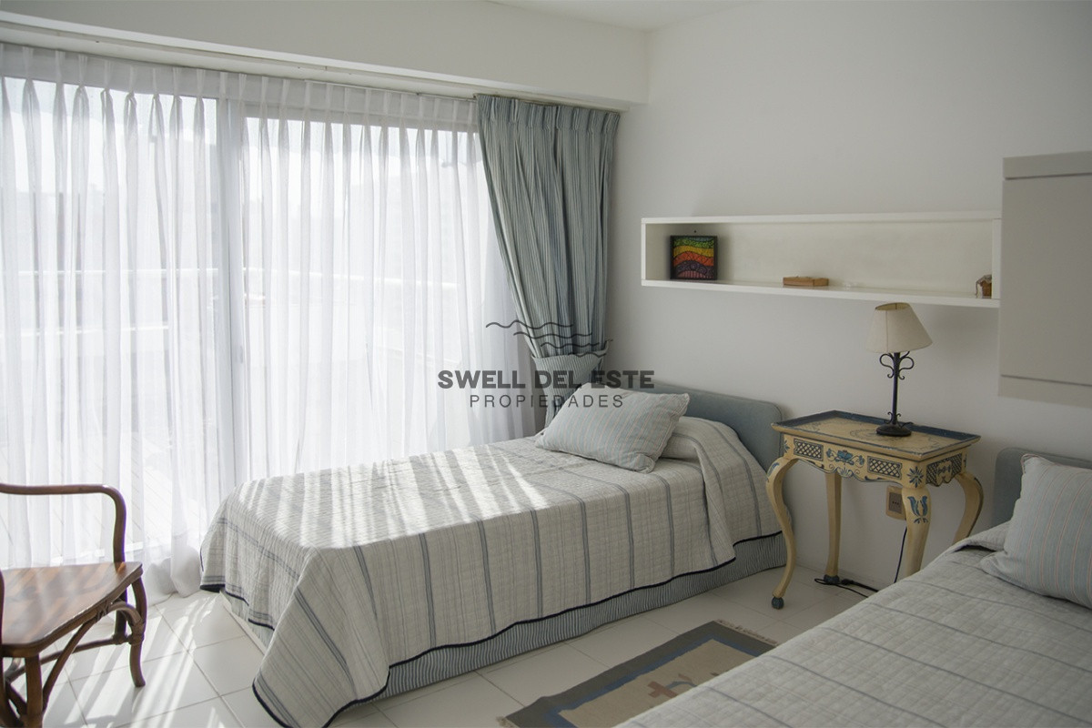 Apartamento ID.260 - Espectacular Penthouse en venta a pasos del mar. 3 dormitorios + dependencia. Playa Brava.