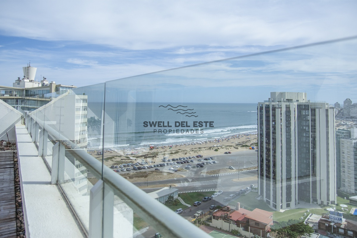 Apartamento ID.260 - Espectacular Penthouse en venta a pasos del mar. 3 dormitorios + dependencia. Playa Brava.