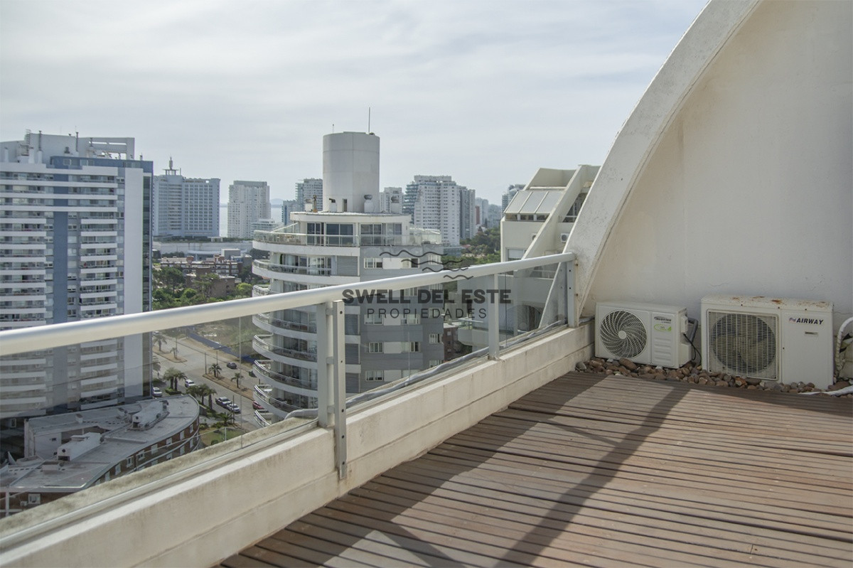 Apartamento ID.260 - Espectacular Penthouse en venta a pasos del mar. 3 dormitorios + dependencia. Playa Brava.