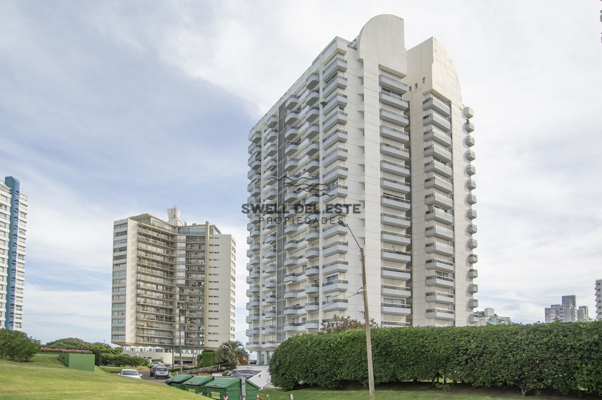 Apartamento ID.260 - Espectacular Penthouse en venta a pasos del mar. 3 dormitorios + dependencia. Playa Brava.