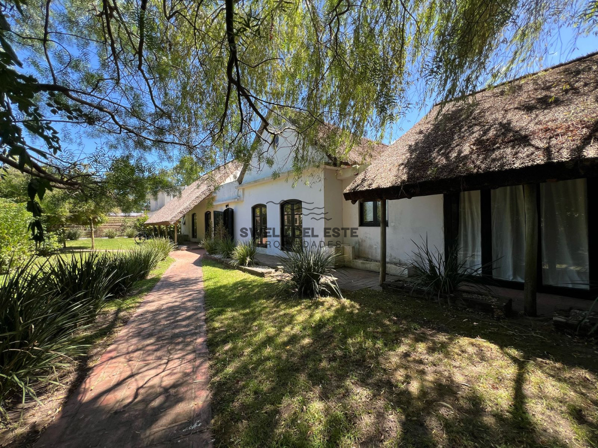 Casa ID.270 - Amplia casa a la venta en Punta del Este de 6 dormitorios en el Tesoro a 200 mts de ruta 10