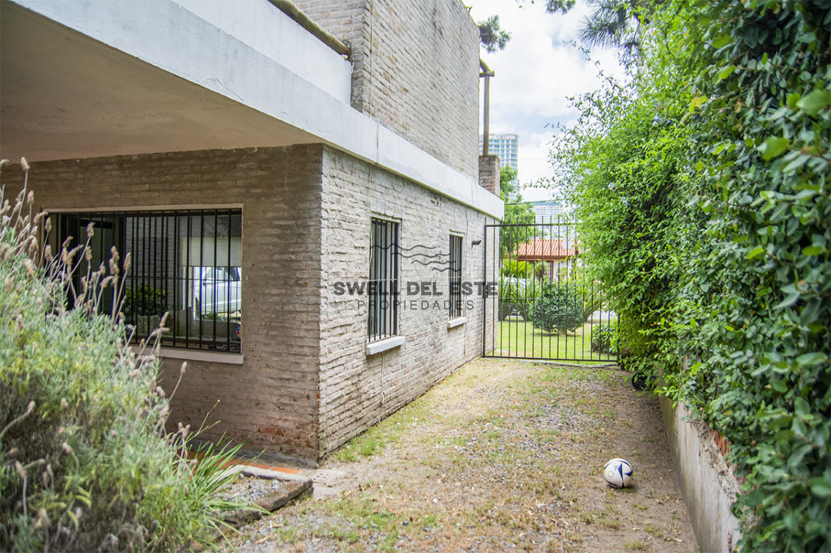 Casa ID.382 - Excelente chalet de 5 dormitorios en venta a pasos de Playa Mansa Punta del Este
