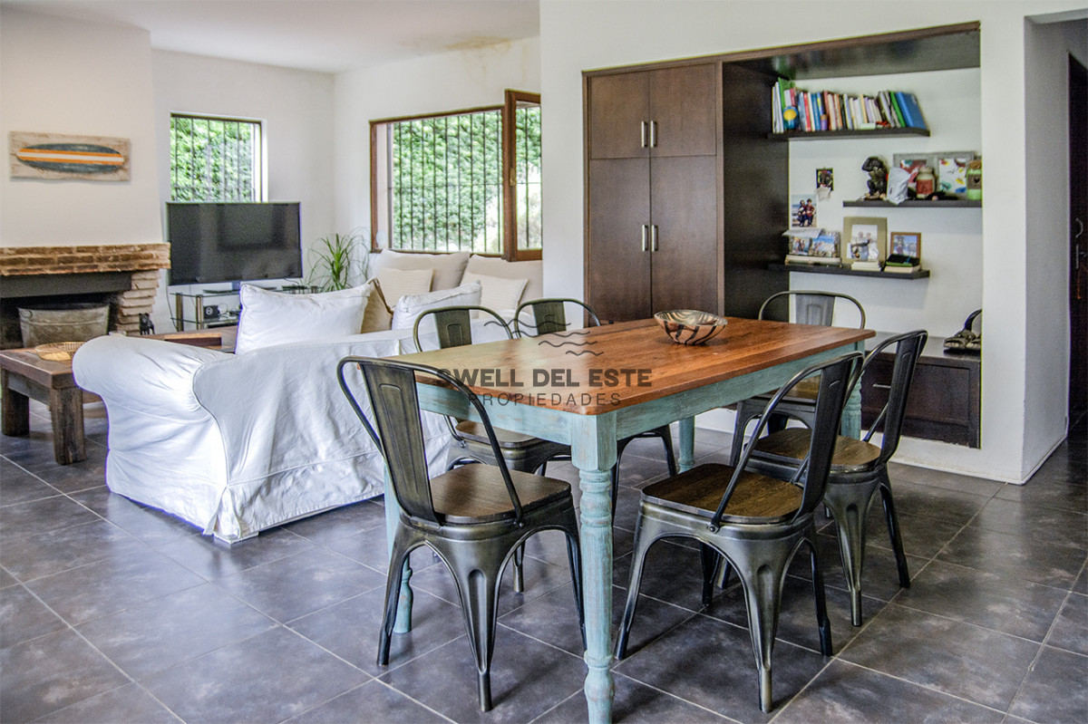 Casa ID.382 - Excelente chalet de 5 dormitorios en venta a pasos de Playa Mansa Punta del Este
