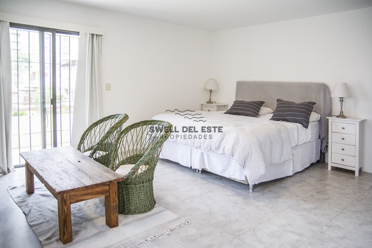 Casa ID.382 - Excelente chalet de 5 dormitorios en venta a pasos de Playa Mansa Punta del Este