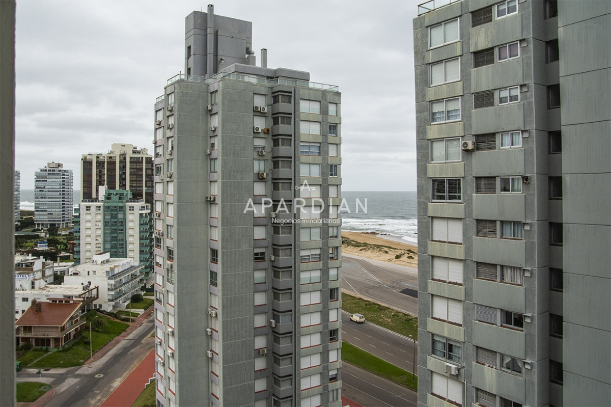 Apartamento ID.21097209 - Apartamento en Venta de 3 dormitorios en parada 2 de playa brava, cerca de servicios en Punta del Este 