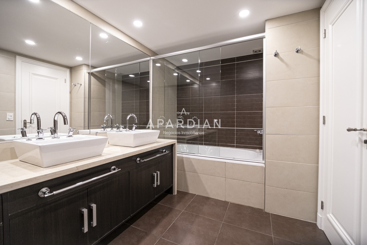 Apartamento ID.21096921 - Vende departamento de 2 dormitorios en Brava, Punta del Este con hermosa vista