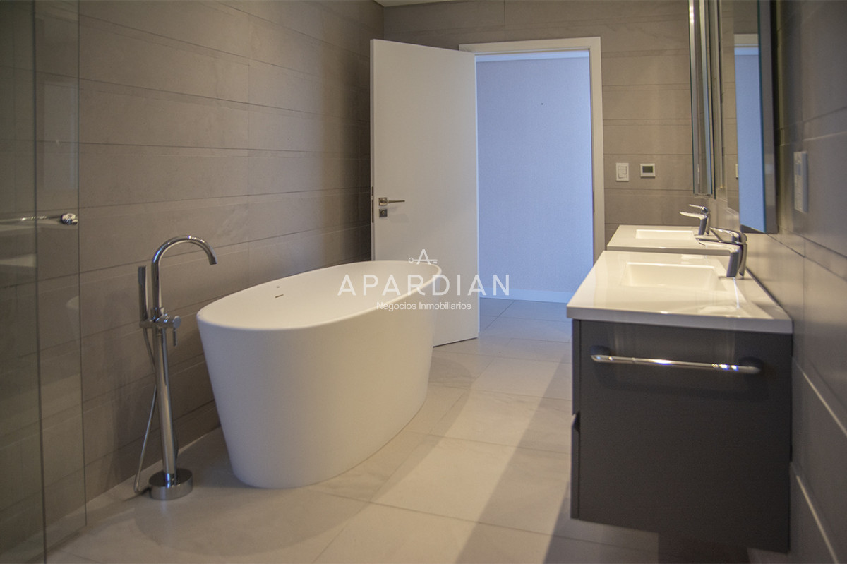 Apartamento ID.21098890 - Espectacular planta en LE PARC III, Esquinero en venta