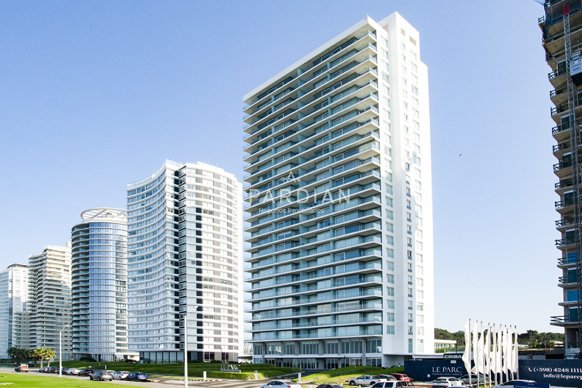 Apartamento ID.21098890 - Espectacular planta en LE PARC III, Esquinero en venta