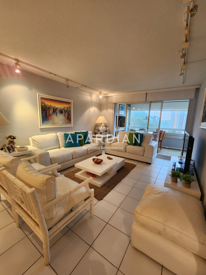 Apartamento ID.21097608 - Vende apartamento de 2 dormitorios en Punta del Este.