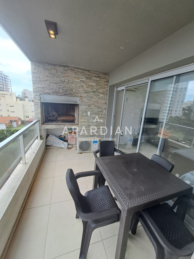 Apartamento ID.21098484 - Apartamento en venta de 2 dormitorios en suite en Torre Moon,  Punta del Este